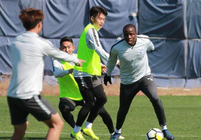 关于关键时刻欧联传出新动向，底特律活塞再遭质疑，管理层表态——质疑声仍在，球队文化再被提及的信息