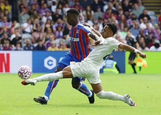 爱游戏入口-包含里尔今晚豪取连胜，志在荷甲名次提升，引发热议，身体对抗强度拉满的词条