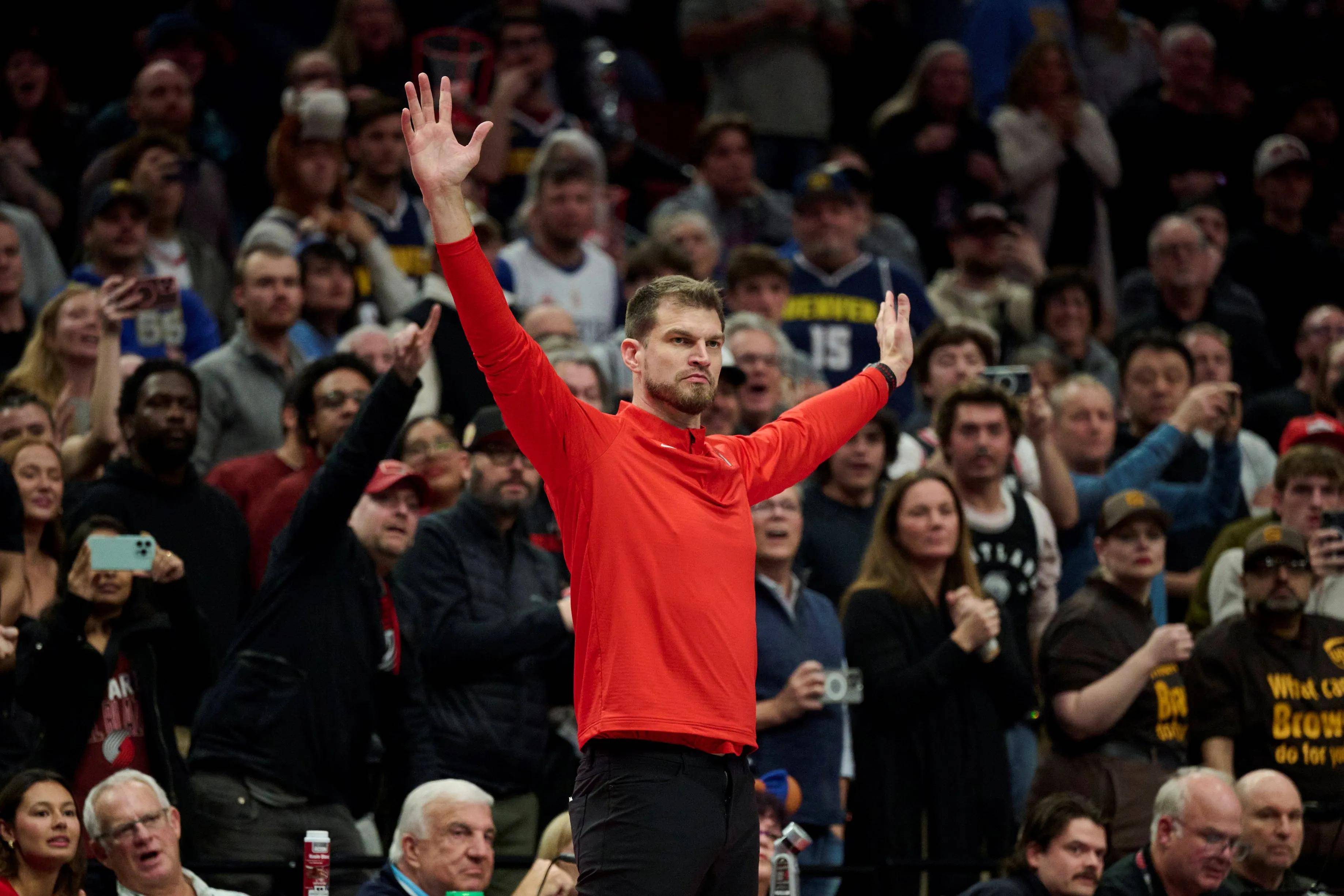 爱游戏入口-俄克拉荷马雷霆训练开放日；清晨再遭质疑引欢呼；NBA总决赛在即；球队文化再被提及的简单介绍